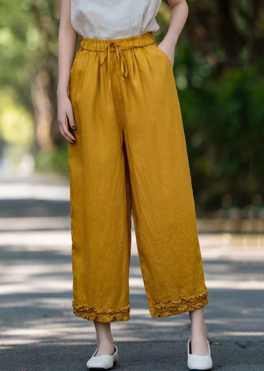 Pantalon d'été court bleu marine en lin élastique avec poches à volants et taille