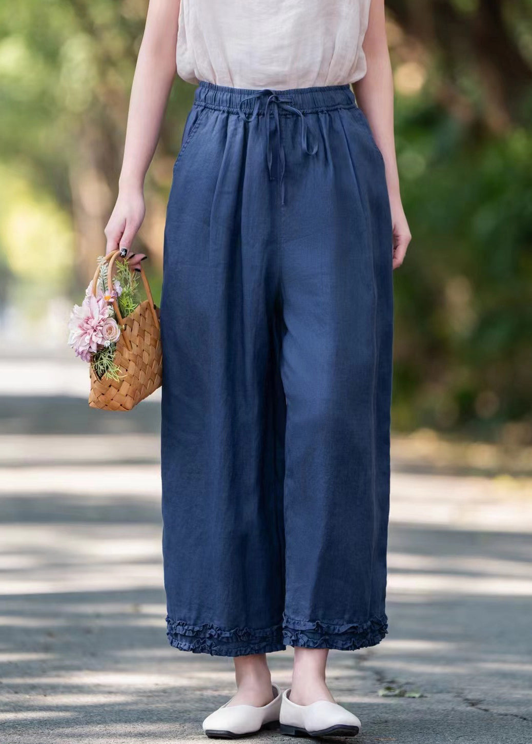 Pantalon d'été court bleu marine en lin élastique avec poches à volants et taille