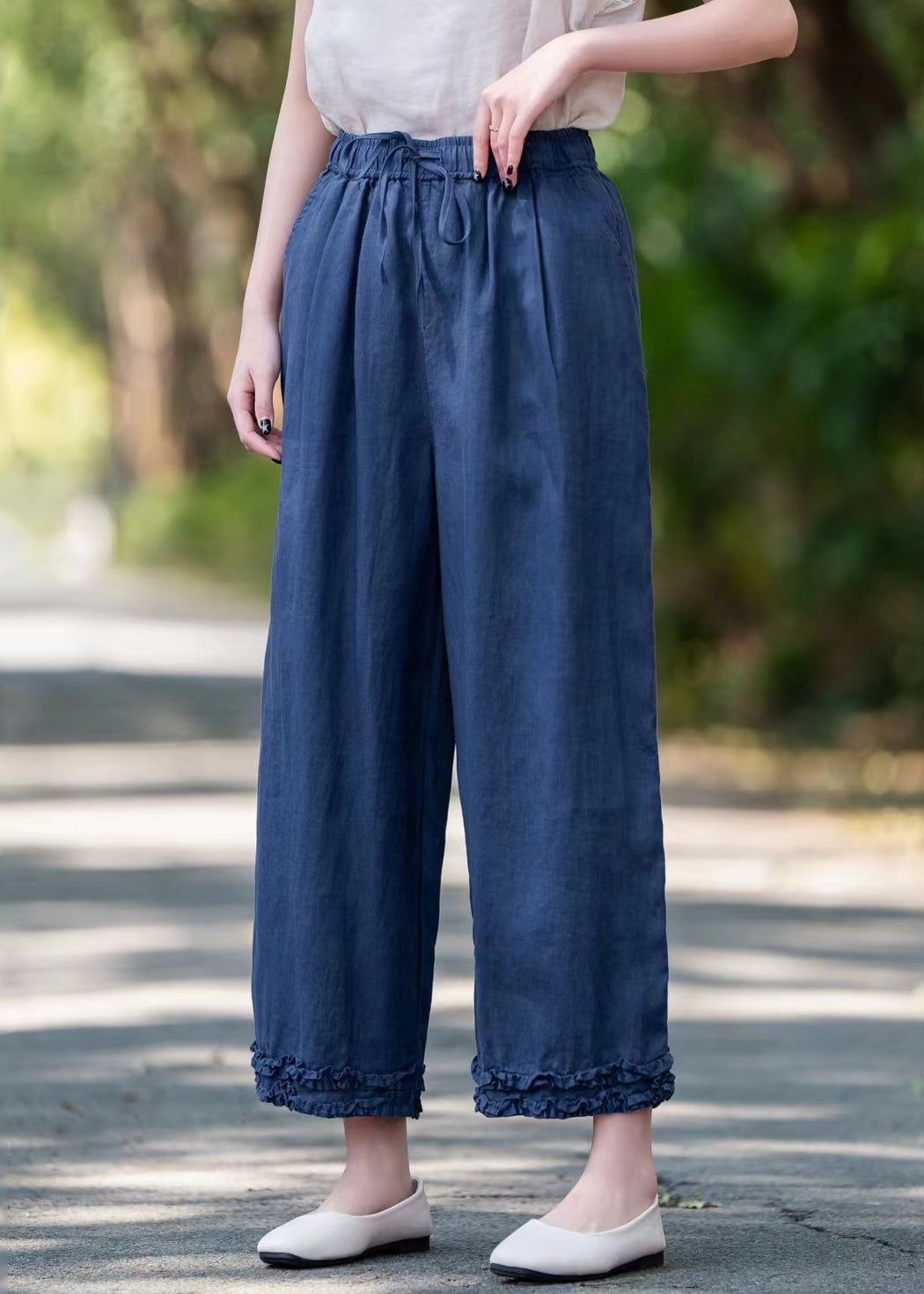 Pantalon d'été court bleu marine en lin élastique avec poches à volants et taille