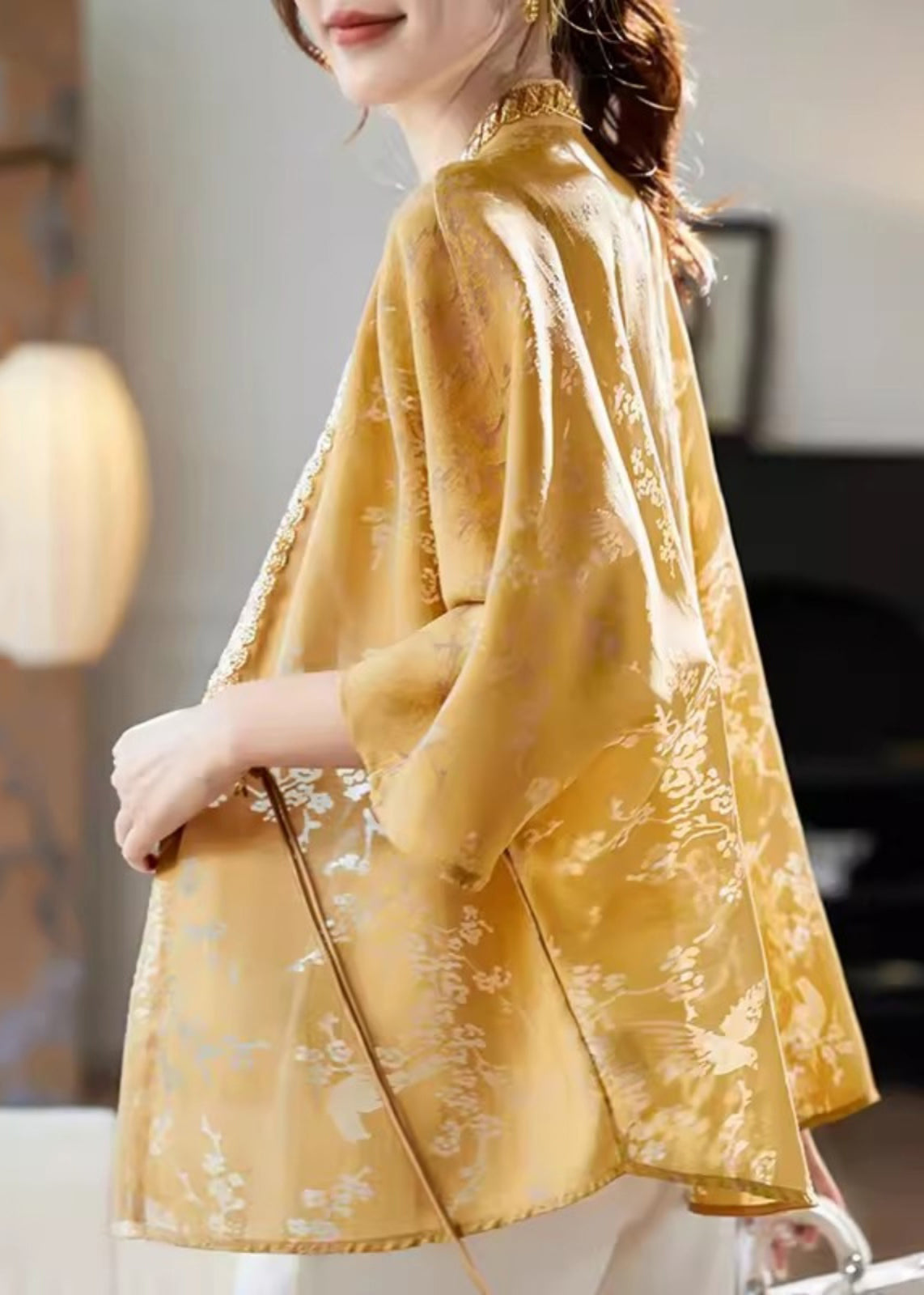 Neues gelbes Seidenhemd mit V-Ausschnitt und Fledermausärmeln, RZ012