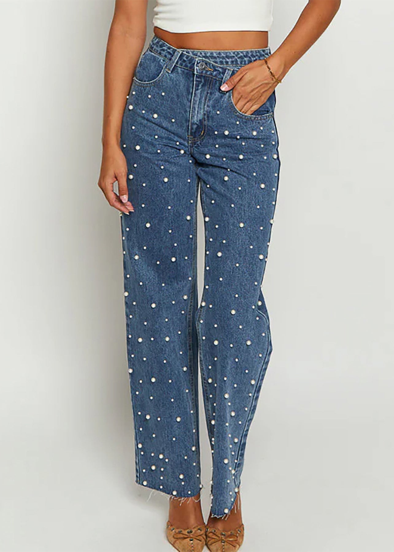 Pantalon à poches en denim bleu avec perles et clous, design original de printemps