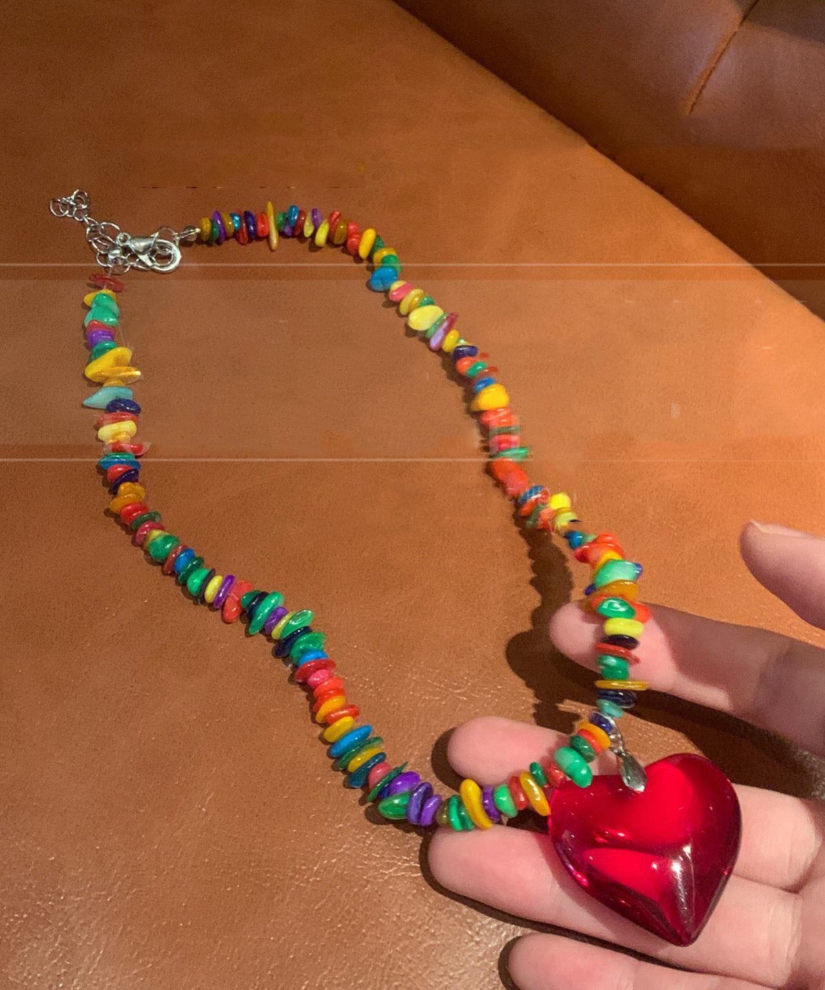 Regenbogen-Halskette mit originalem Anhänger aus Legierung mit Liebesdesign