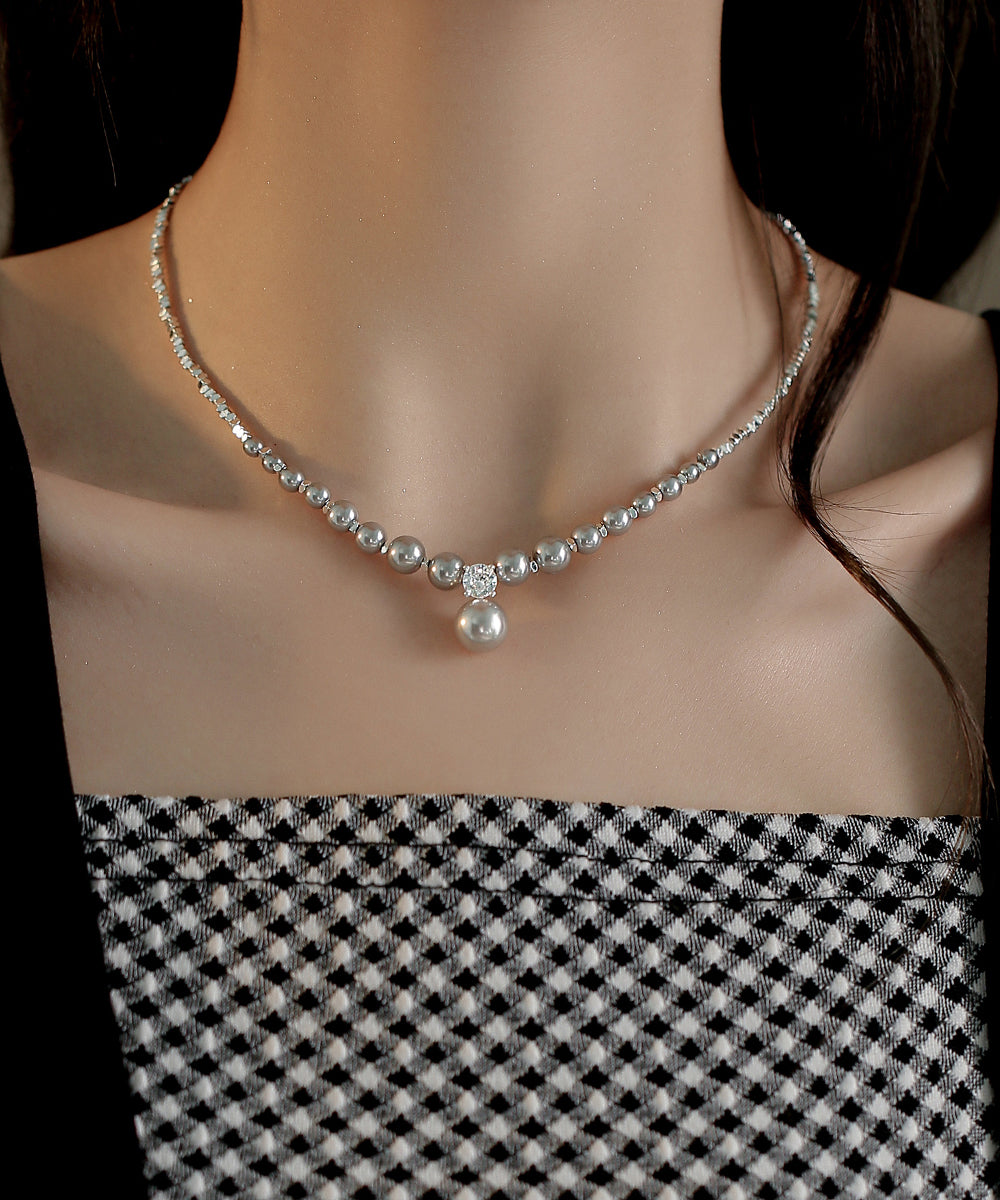 Collier original en argent sterling blanc avec pendentif en perles de zircone. Collier en argent sterling et soie fine avec gypsophile cassée. ET005