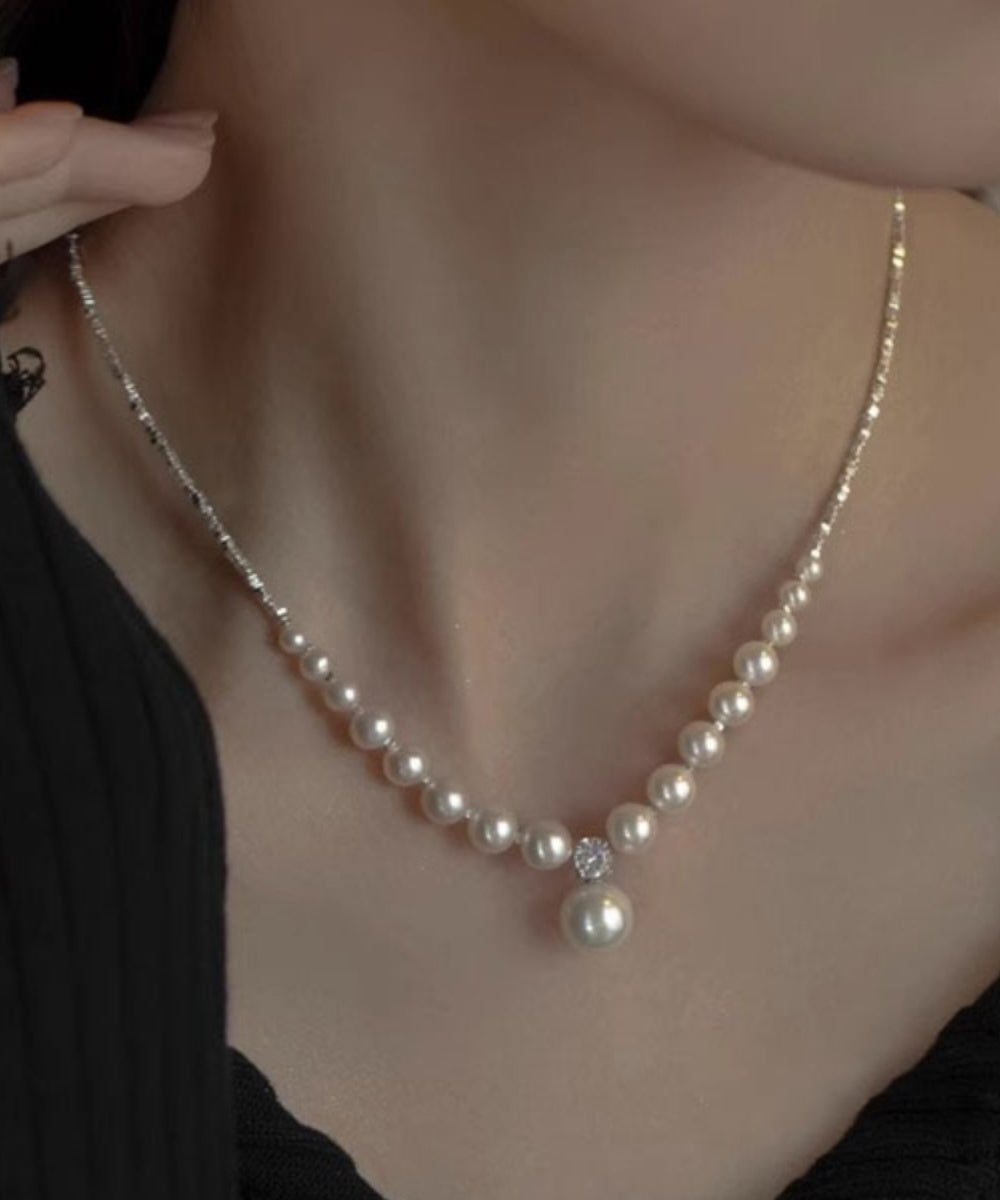 Collier original en argent sterling blanc avec pendentif en perles de zircone. Collier en argent sterling et soie fine avec gypsophile cassée. ET005
