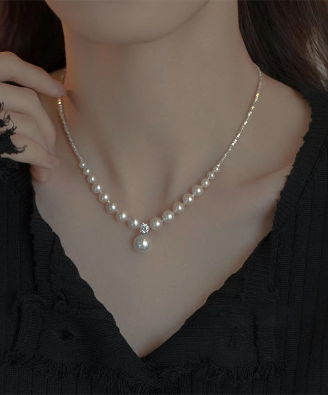 Collier original en argent sterling blanc avec pendentif en perles de zircone. Collier en argent sterling et soie fine avec gypsophile cassée. ET005