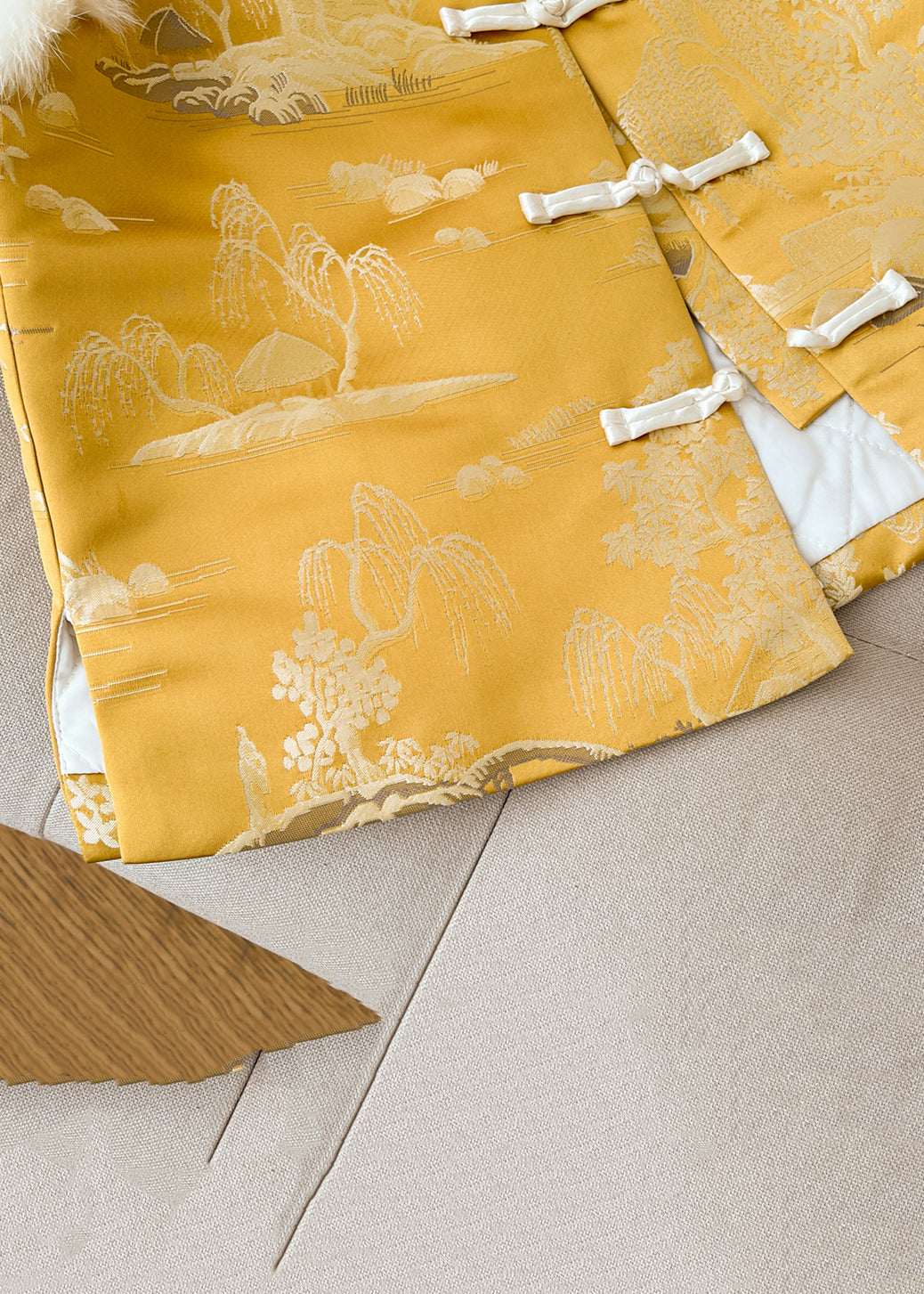 Original Gelbe Knopf Flauschige Seide Ärmellose Weste Stehkragen QO077