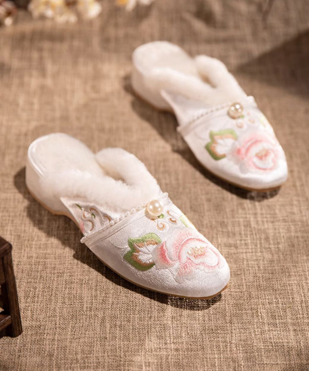 Chaussons rétro blancs en polaire chaude avec broderie épaisse RX022