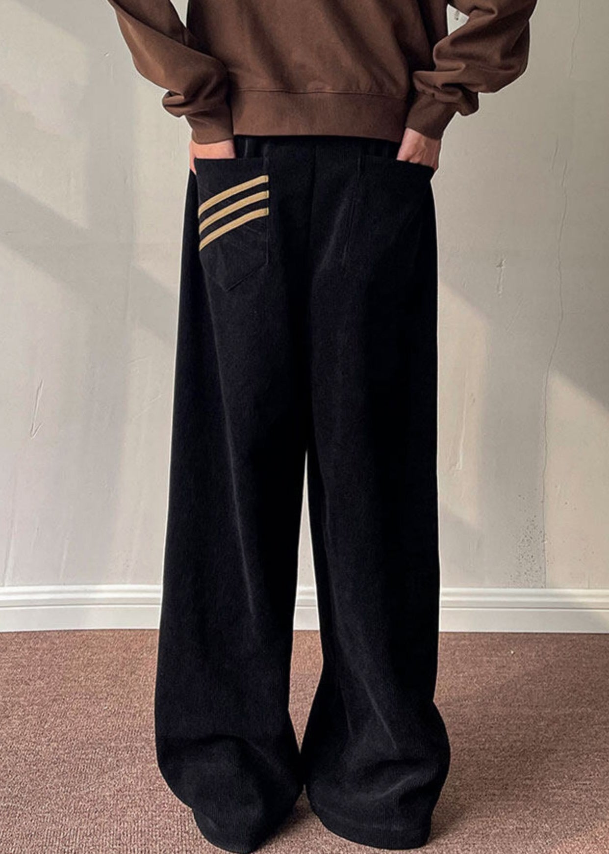 Einfache schwarze Taschen dicke Cord Herren Weite Beinhose Frühling RM056