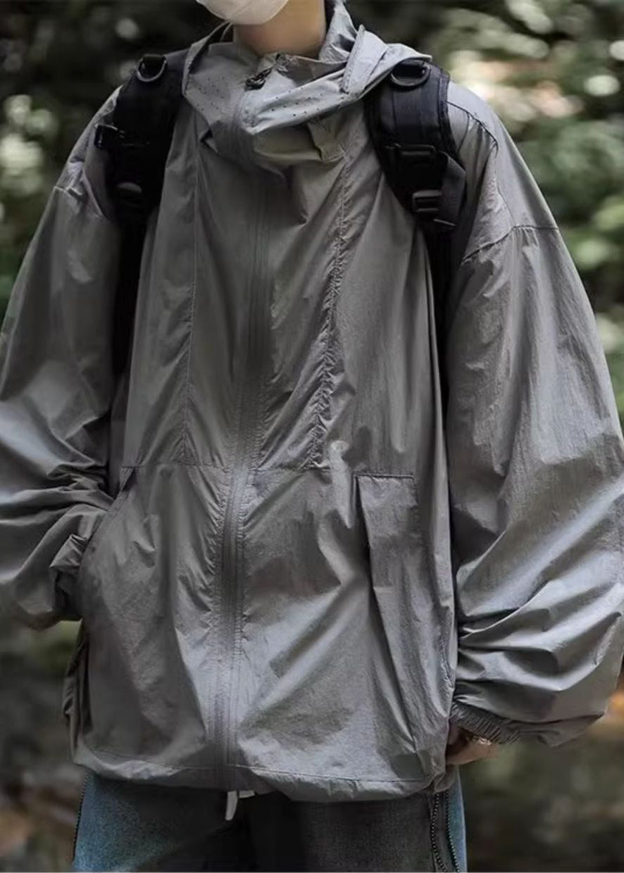 Manteau simple gris UPF 50+ à capuche avec poches et cordon de serrage pour homme
