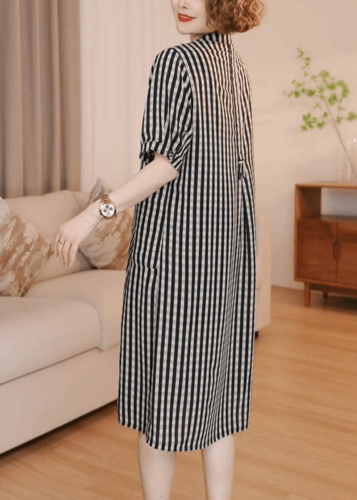 Gestreiftes graues Baumwoll-Sommerkleid mit einfachen Taschen