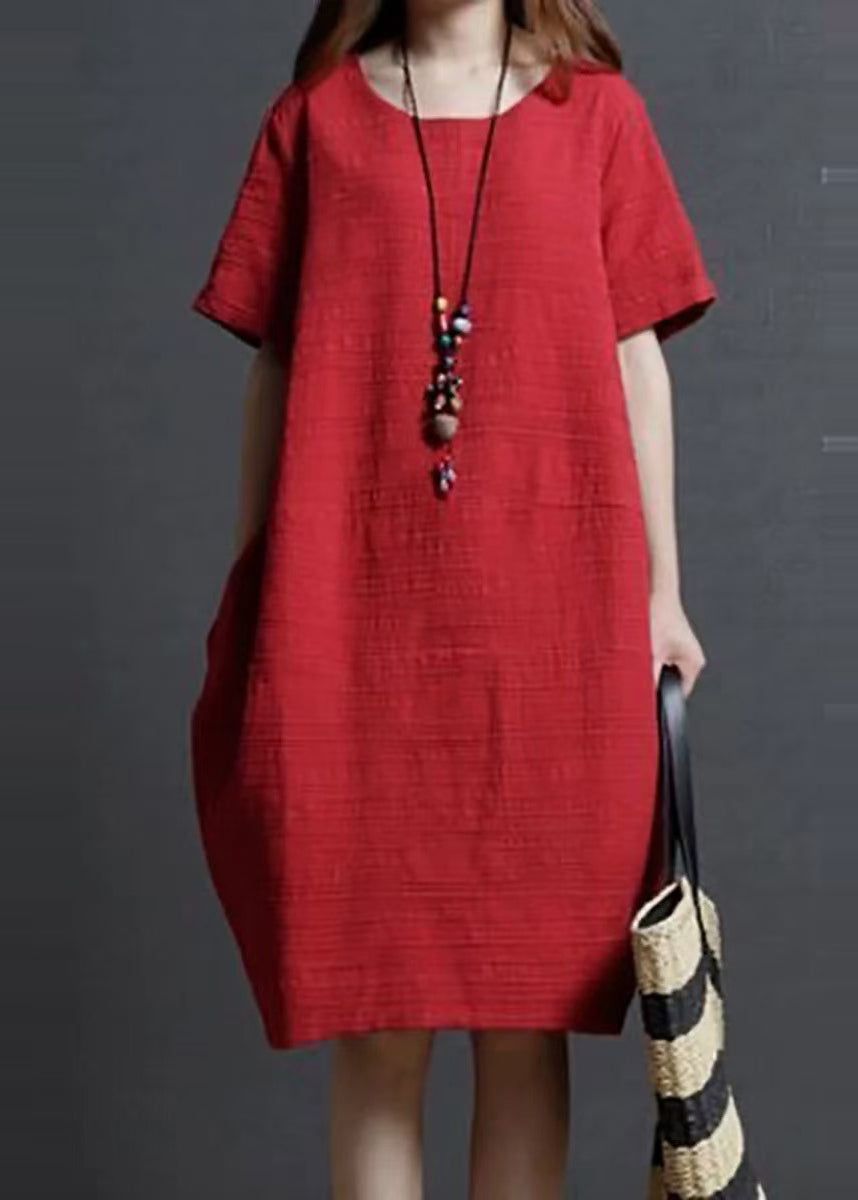 Schlichtes, übergroßes Sommerkleid aus mittelrotem Leinen