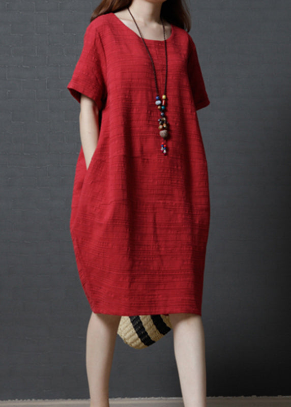 Schlichtes, übergroßes Sommerkleid aus mittelrotem Leinen