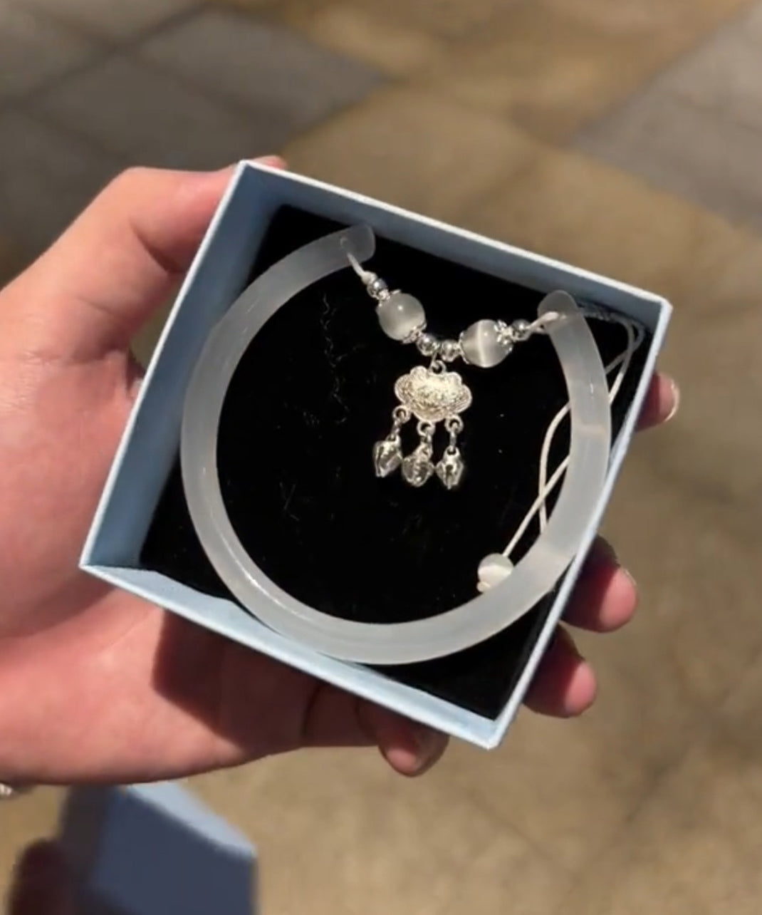 Bracelet à breloques simple en acrylique blanc avec fermoir de sécurité GH1039