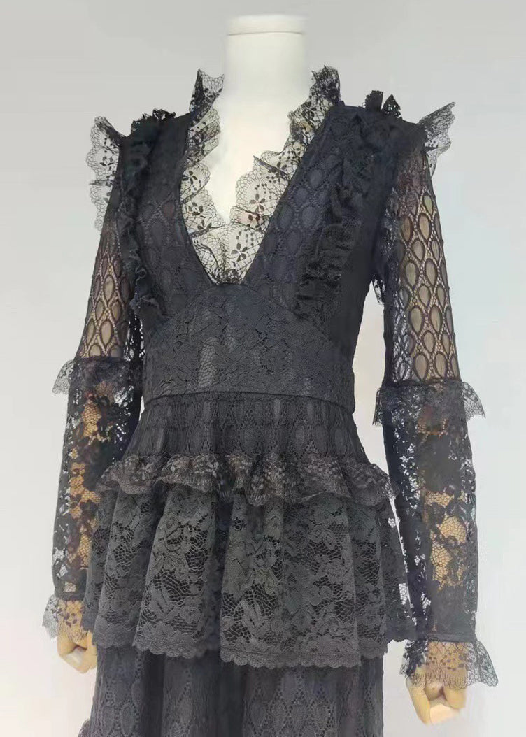 Robe noire ajustée en dentelle ajourée à col en V et manches longues AA1027