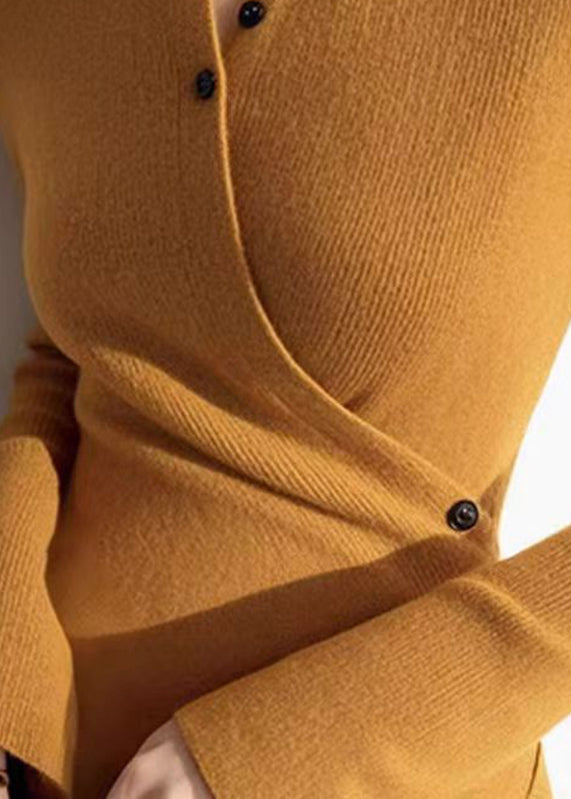 Pull en tricot de coton froissé jaune coupe ajustée à col en V pour l'hiver OM006