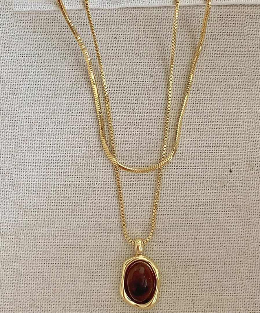 Ensemble de colliers et pendentifs en cuivre, ambre et or, style surdoré