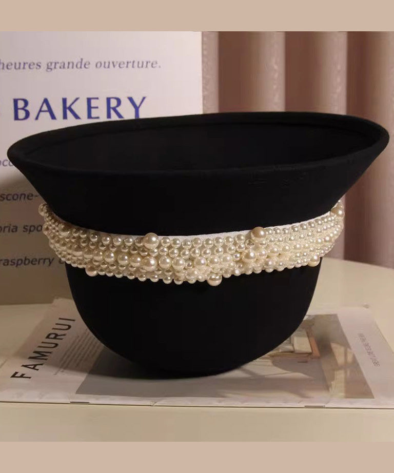 Chapeau en laine noire fait main avec perles élégantes