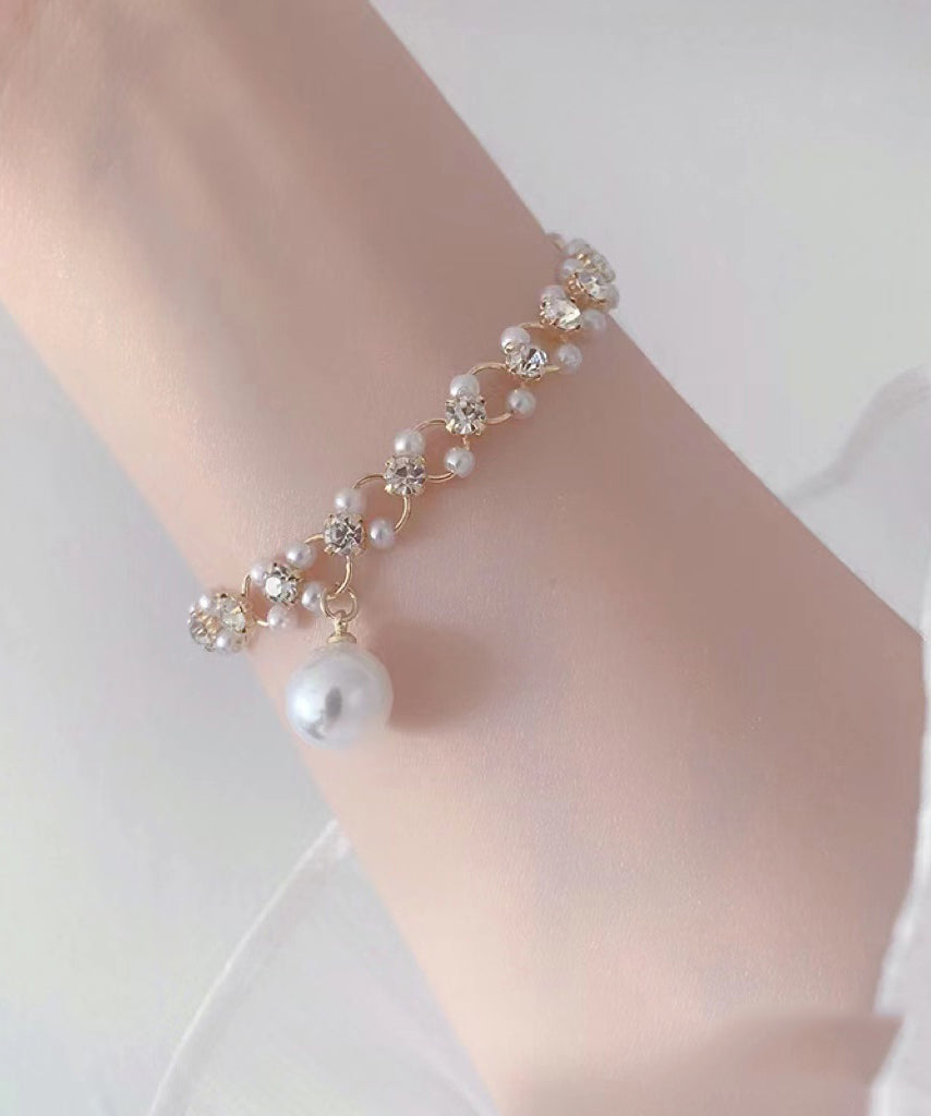 Stilvolles Charm-Armband aus Gold-Kupferlegierung mit Zirkonia-Perlen TX033