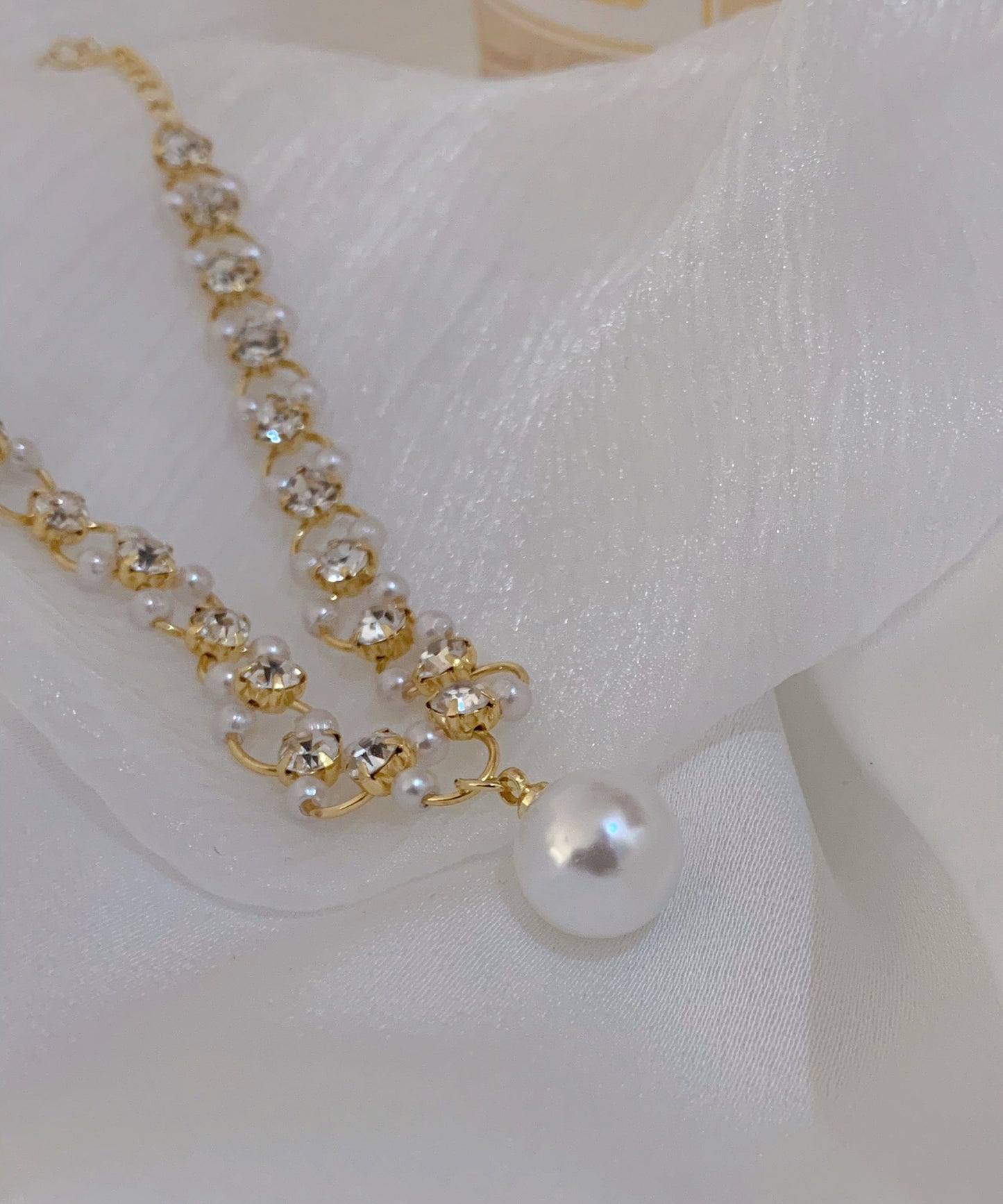 Stilvolles Charm-Armband aus Gold-Kupferlegierung mit Zirkonia-Perlen TX033