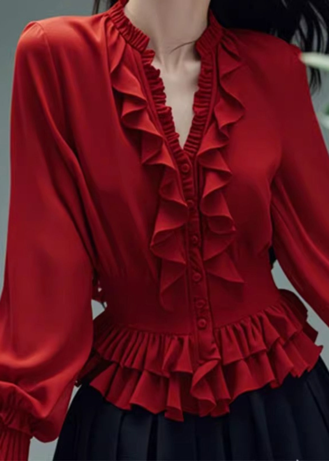Stilvolle rote Bluse aus Baumwolle mit V-Ausschnitt und Rüschen und Knöpfen, Frühling, RL048