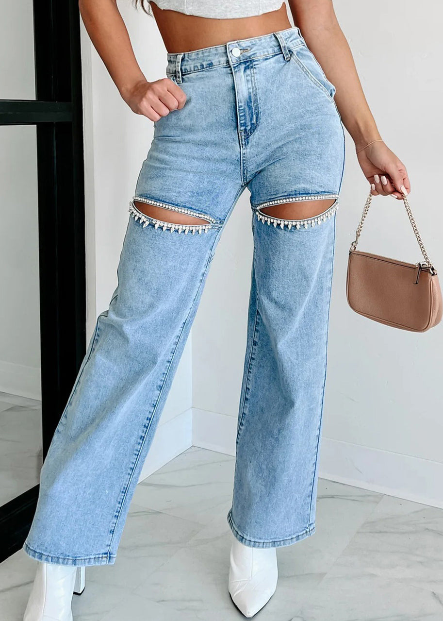 Einzigartige Sommer-Jeans mit geradem Schnitt und hoher Taille und blauen Löchern