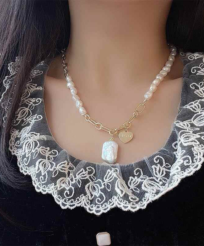 Collier unique avec pendentif en surdorure blanche et perle en cuivre asymétrique