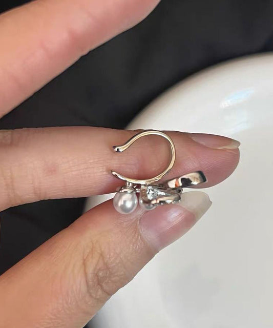 Einzigartige Ohrstecker mit weißer Zirkonia-Perle und Bogen-Anhänger ET025