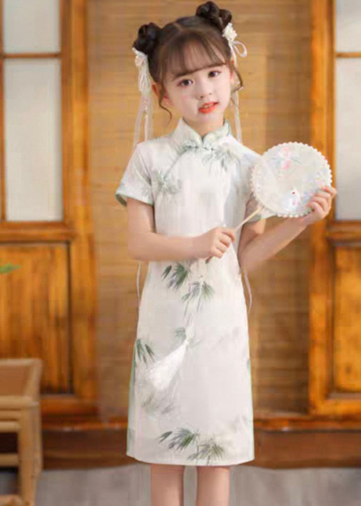 Langes, seitliches Mädchen-Print-Kurzkleid mit offenen Vintage-Ärmeln in Weiß