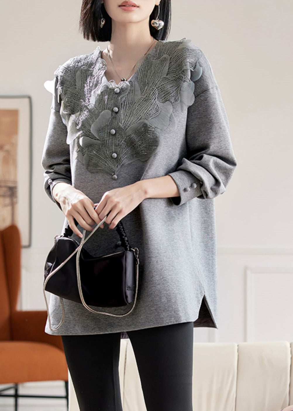 Sweat-shirt gris à col en V et patchwork de dentelle Vogue, printemps TE035