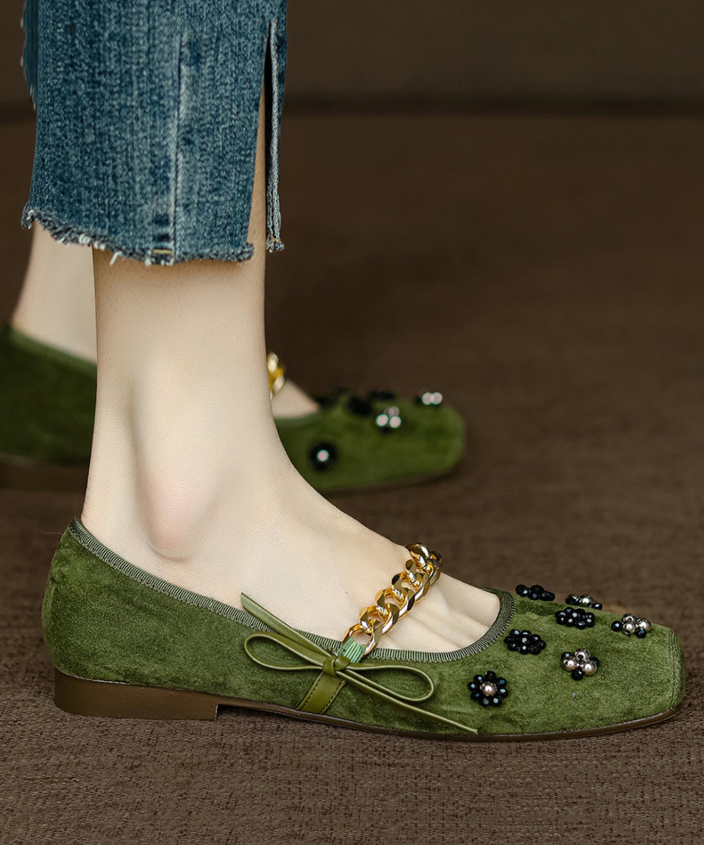 Chaussures plates à clous et perles pour femmes en daim noir AP1056