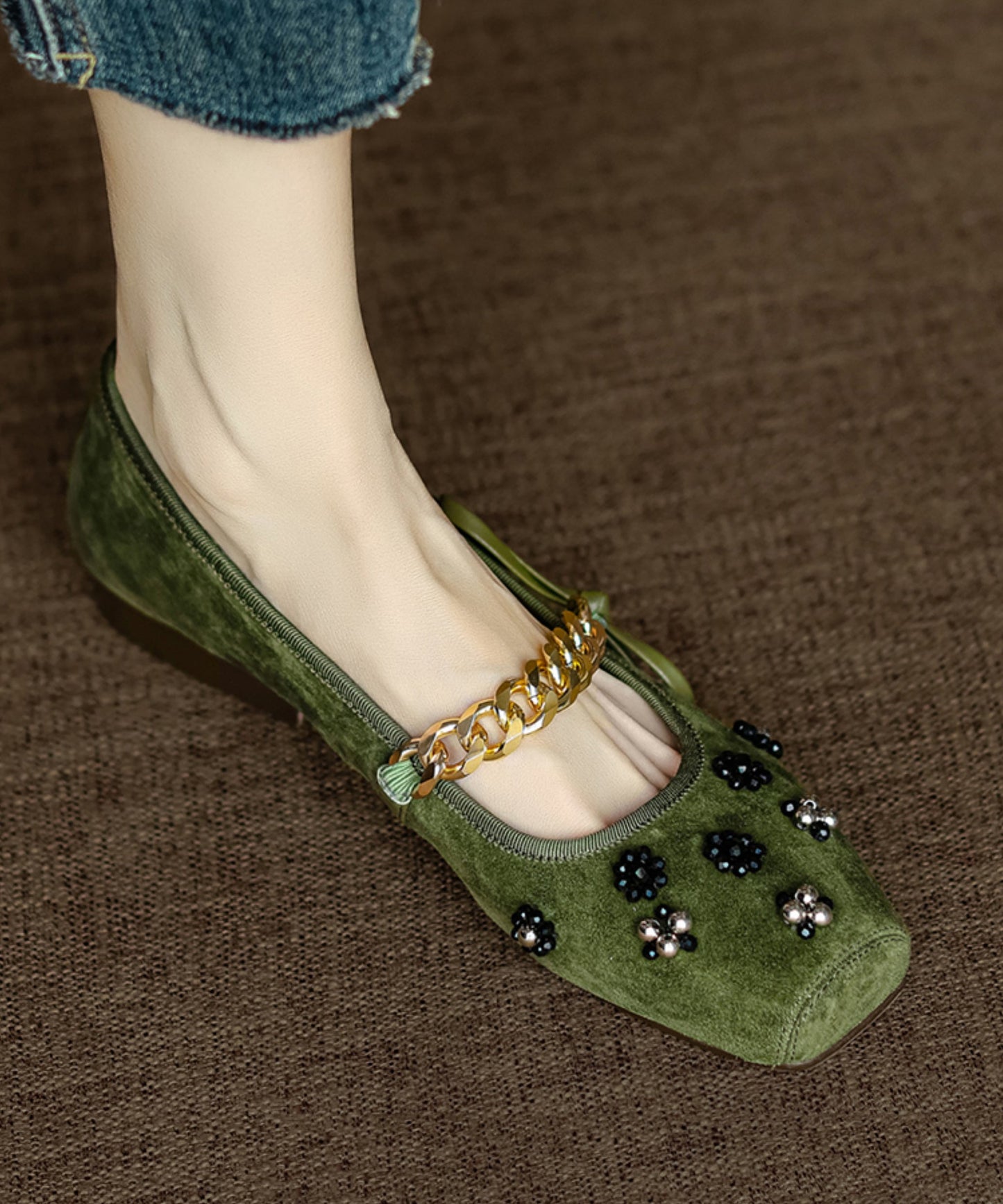 Chaussures plates à clous et perles pour femmes en daim noir AP1056