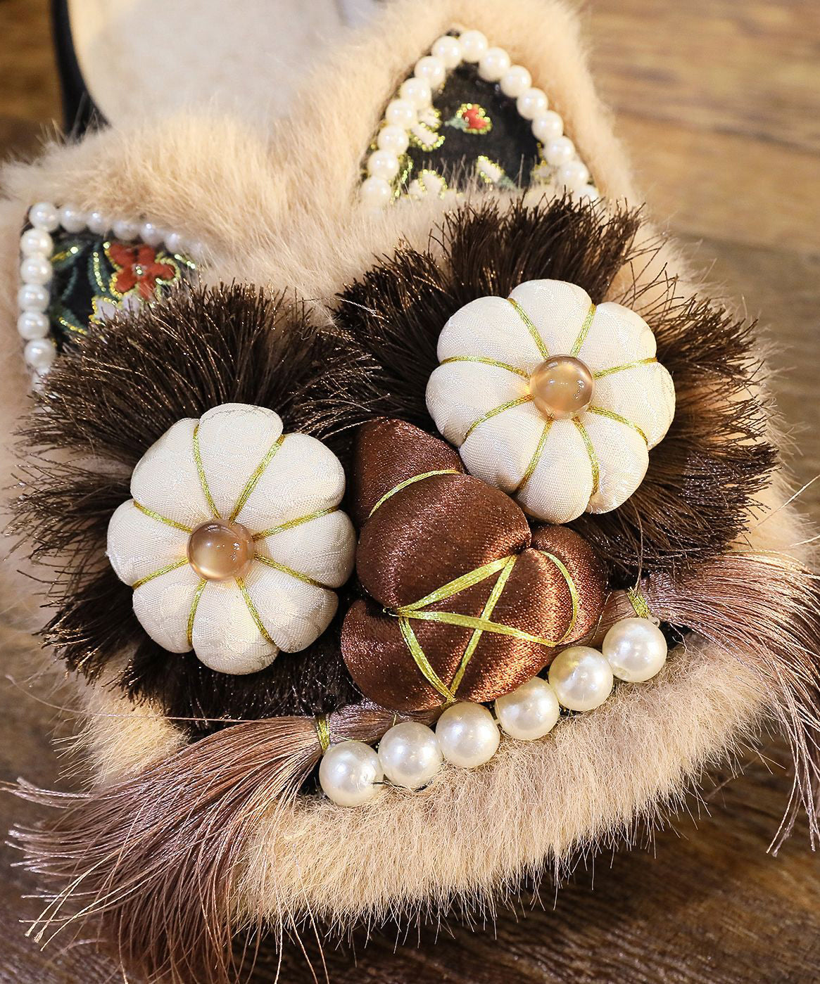 Chaussons à épissure pour femmes, chaussures brodées café à pompons, TQ046