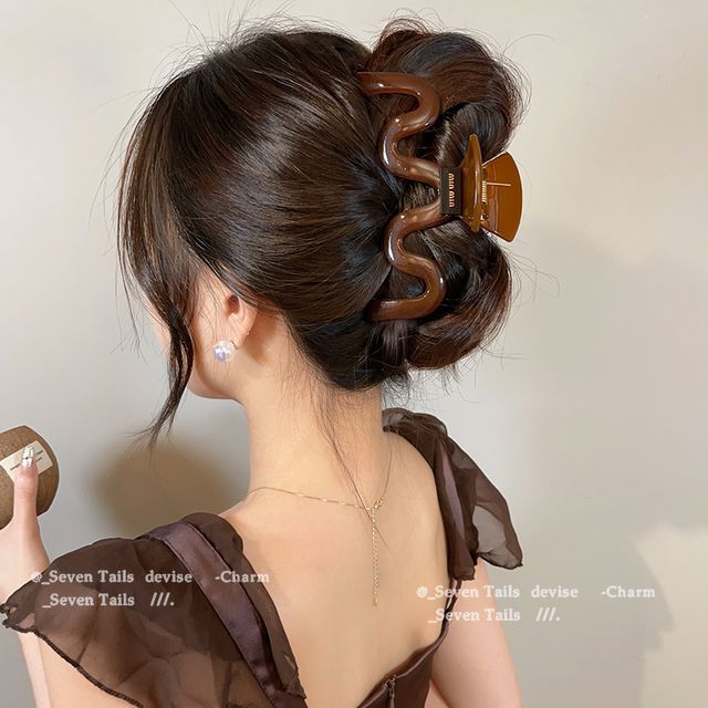 Wavy Claw Acrylic Hair
