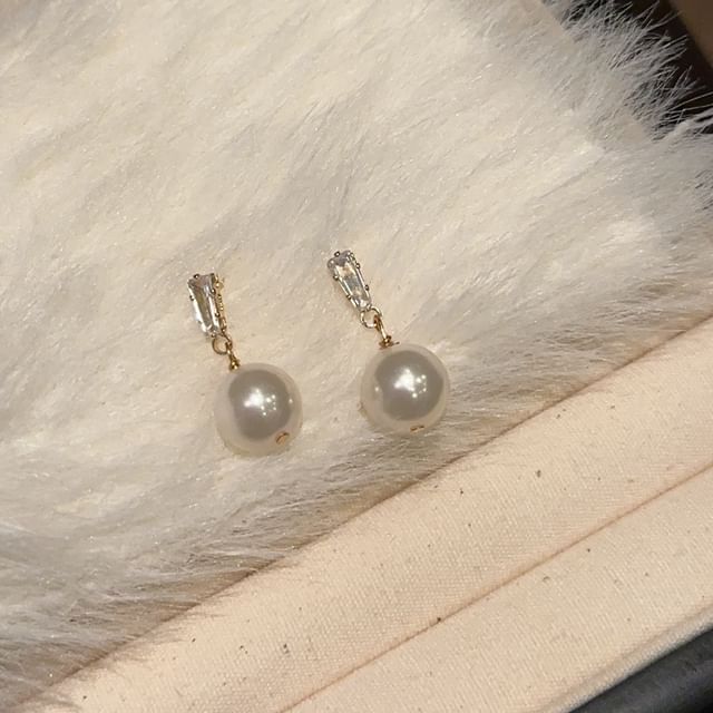 Clip-On Pearl Drop Earring Faux /