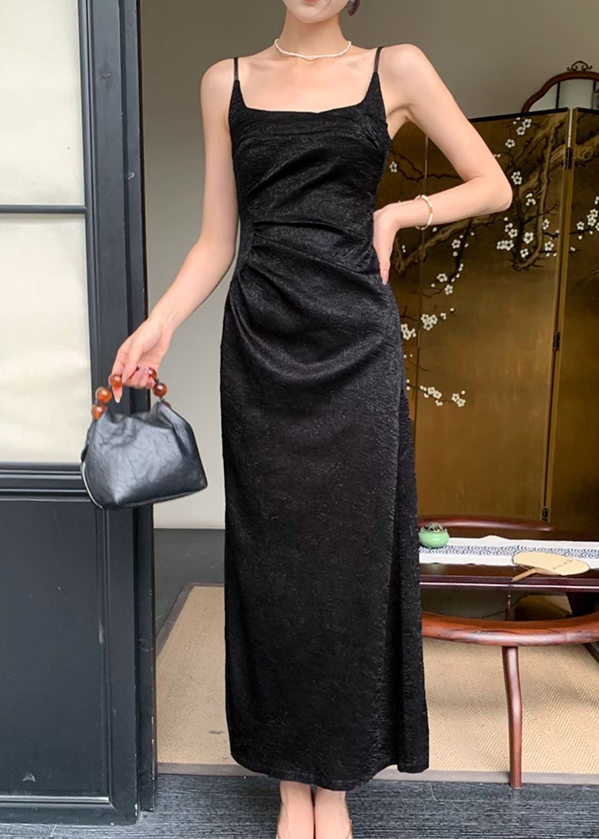 Boutique Schwarzes Slim Fit Seidenkleid mit Spaghettiträgern, ärmellos EE058