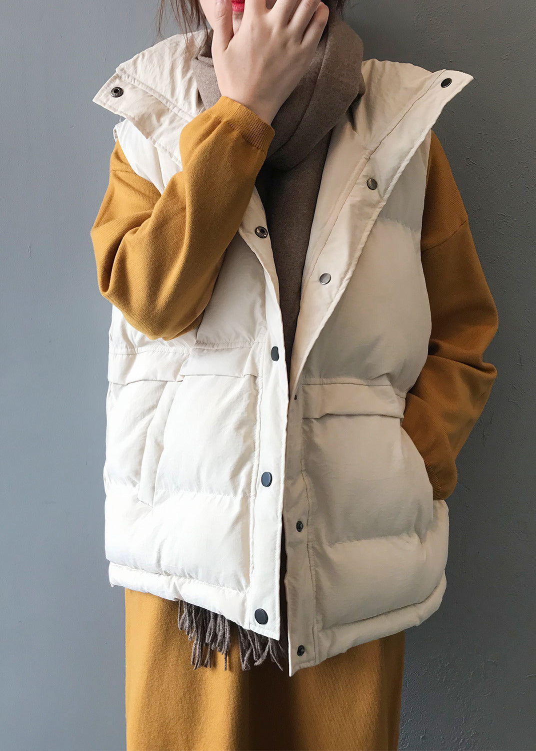 Gilet décontracté ample en coton fin avec poches à boutons beiges sans manches WD020