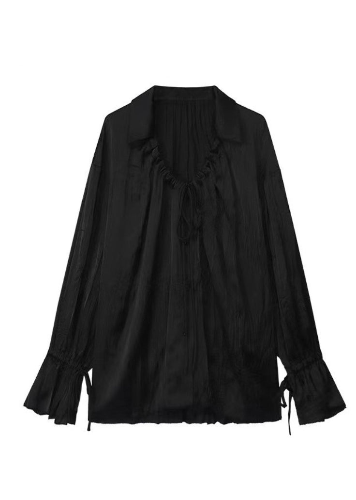 Schlichtes schwarzes Hemd mit Peter-Pan-Kragen und Knopfleiste, LSF 50+, lange Ärmel, EE018