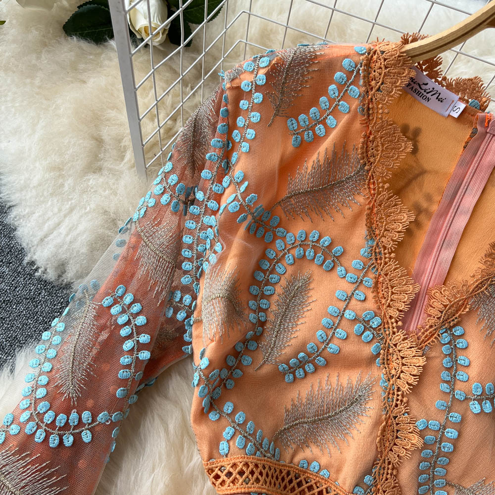 Italienisches langärmliges Kleid aus orangefarbenem Tüll mit V-Ausschnitt und Stickerei AR1005