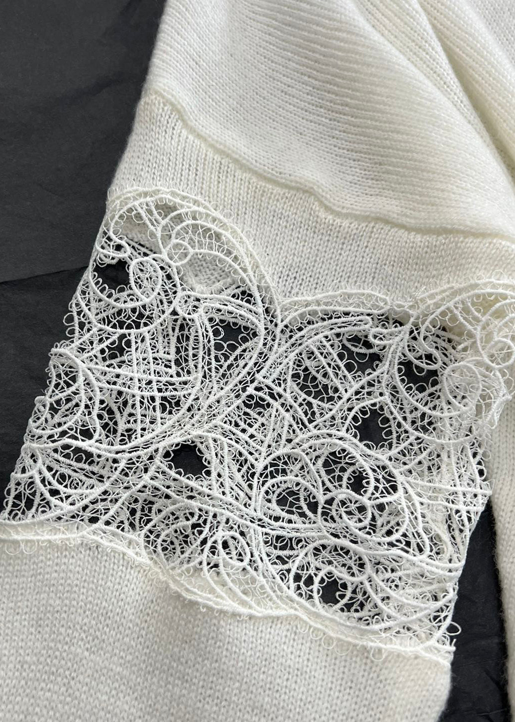 Pull en laine beige à épaules dénudées et patchwork de dentelle, collection automne RV027