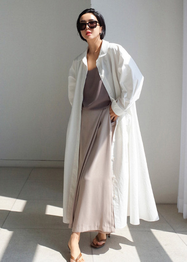 Pan Peter Kleid mit langen Baumwollärmeln und Knopfleiste, Boutique-Kragen, Weiß
