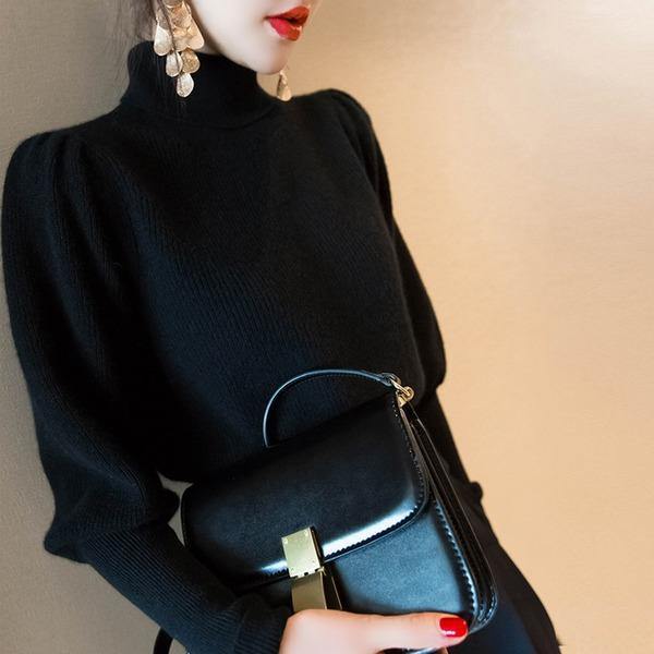 Pull en tricot noir élégant à col roulé et manches longues bouffantes TW001