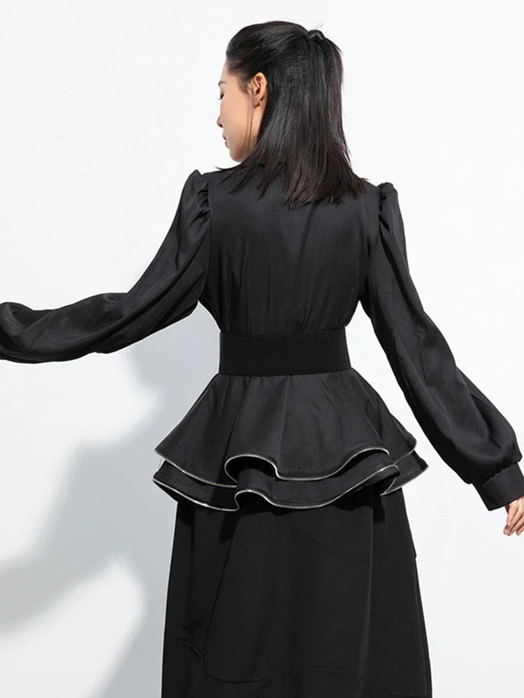 Schwarzer Damen-Blazer mit Revers, Gürtel, Rüschensaum und langen Ärmeln, TW024