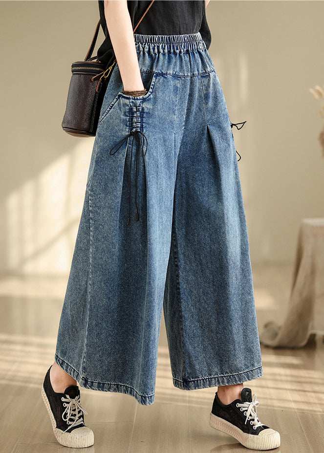 Pantalon d'été à bretelles larges et froissées en denim bleu à jambes croisées