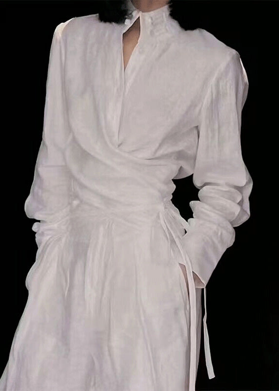 Costume original en lin à deux pièces en dentelle et col montant blanc