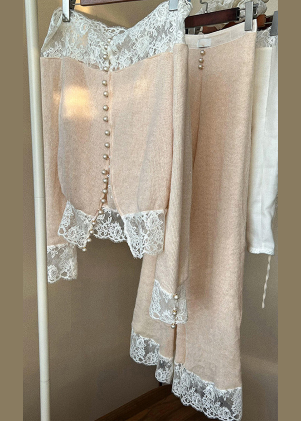 Ensemble deux pièces en tricot abricot avec col en dentelle et patchwork