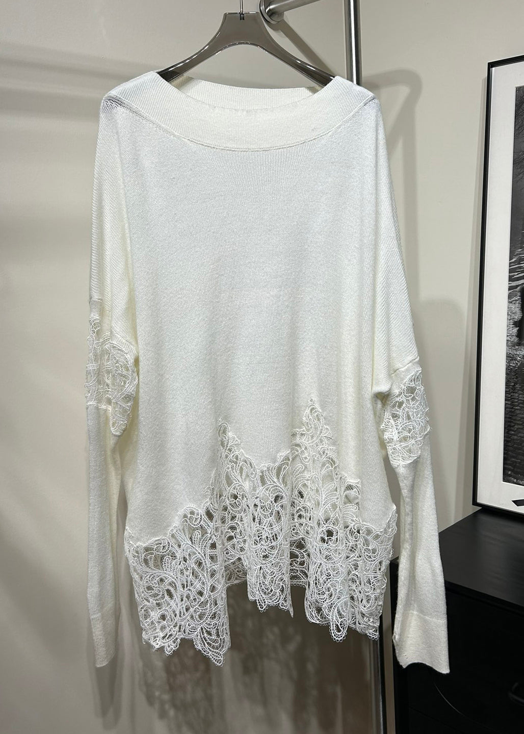 Pull en laine beige à épaules dénudées et patchwork de dentelle, collection automne RV027