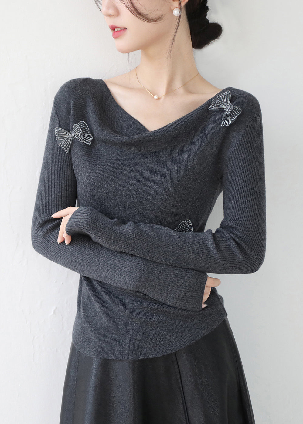 Original Design Graues Stricktop mit Schlitzausschnitt und Schmetterlingsmotiv, Winter, RV029