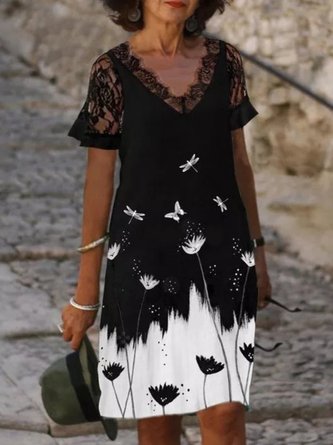 Kurzärmliges, bedrucktes Kleid mit V-Ausschnitt in Übergröße NNq58