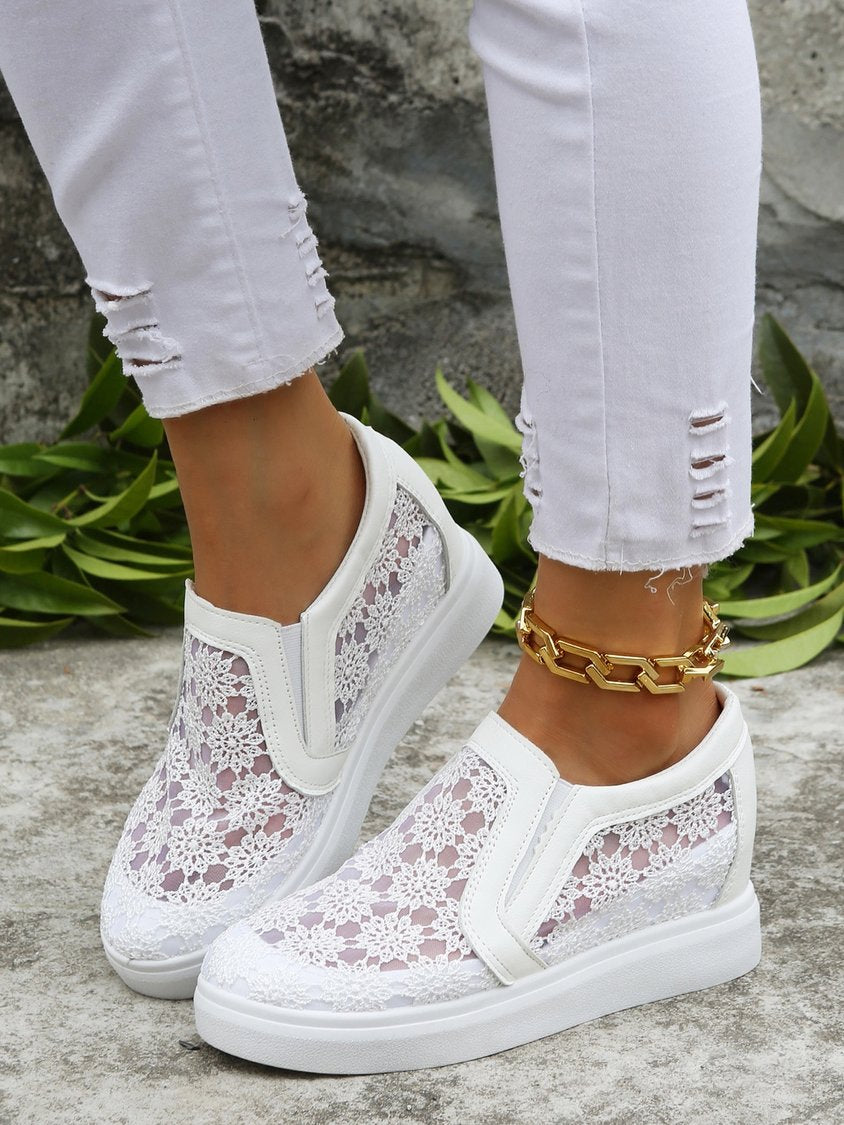 Chaussures à talon caché avec broderie florale AH482