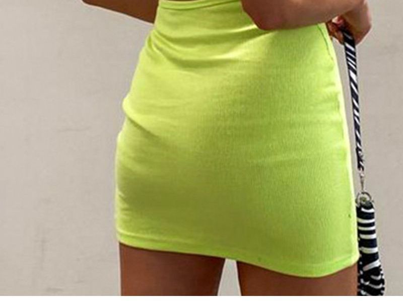 Robe moulante courte en tricot découpé sans manches vb43